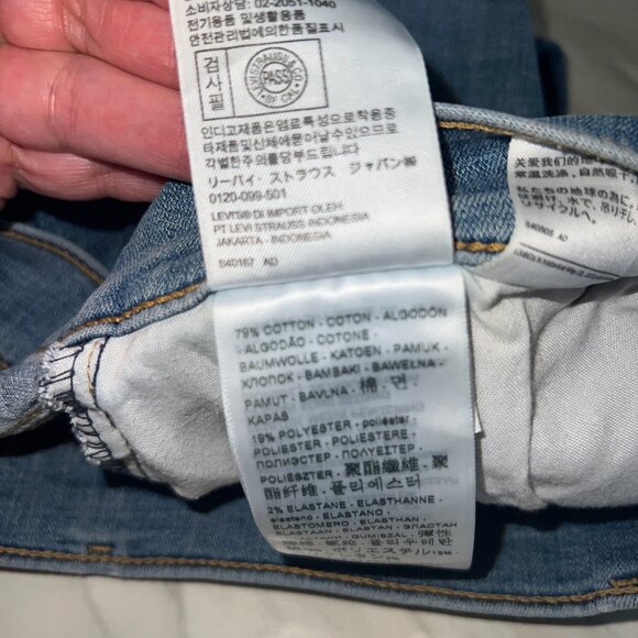 Levi's Women's Denim Bermuda Shorts Size 26 - Picture 5 of 9